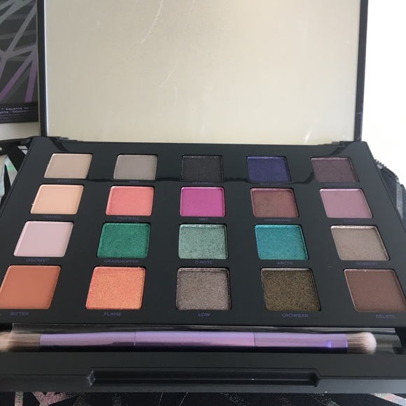 NEW Urban Decay Vice Eyeshadow Palette - Picture 6 of 8